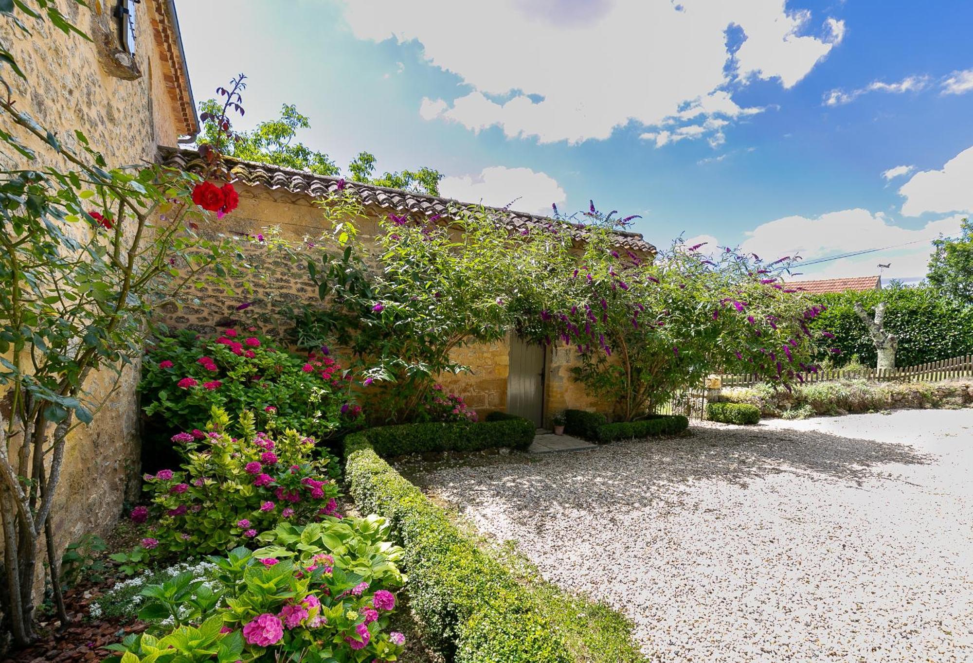La Maison Louverie Pontours Exterior photo